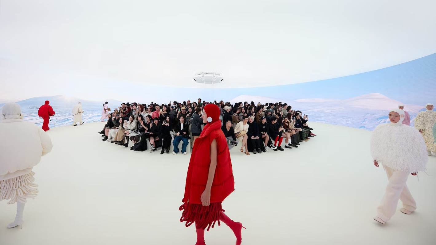 Spojenie s architektúrou: Moncler x Jil Sander: dizajn na hranici módy a sochárstva