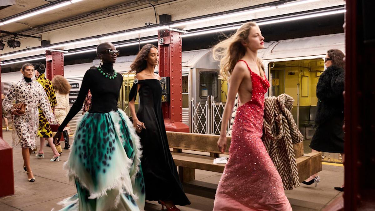 Chanel v New Yorku: Métiers d’Art 2025/26 Chanel na opustenej stanici Bowery